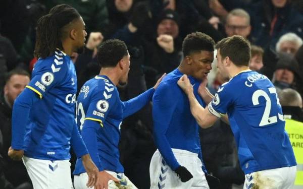 Demarai Gray meraikan jaringan bersama para pemain Everton ketika melayan kunjungan Arsenal.