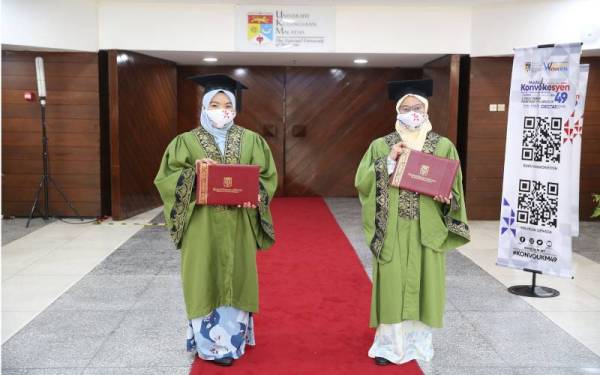 Nur Fatin Amira (kiri) dan Nur Khairina yang bergraduasi pada Majlis Konvokesyen UKM Ke-49 di Dewan Canselor Tun Abdul Razak (Dectar), di sini baru-baru ini.