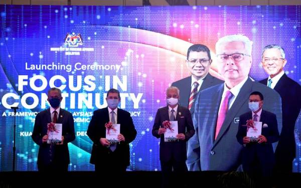 Perdana Menteri, Datuk Seri Ismail Sabri Yaakon (dua dari kanan) ketika melancarkan Kerangka Kerja Dasar Luar bertajuk “Focus in Continuity: A Framework for Malaysia’s Foreign Policy in a Post-Pandemic World” pada Selasa. - Foto Bernama