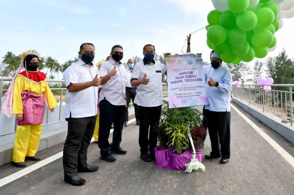 Ahmad Samsuri (dua dari kanan) merasmikan jambatan baharu Taman Rekreasi Pulau Kekabu pada Selasa.