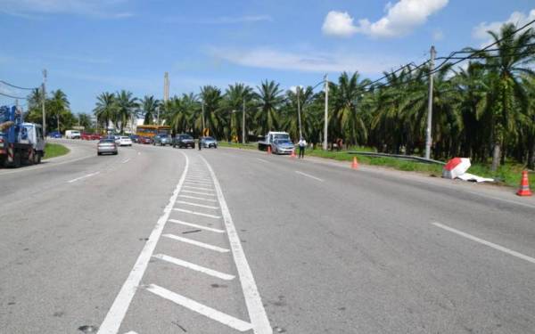 Lokasi kemalangan yang mengorbankan seorang pelajar Tingkatan Empat di Kilometer 7 Jalan Maharajalela, Teluk Intan pada Selasa.