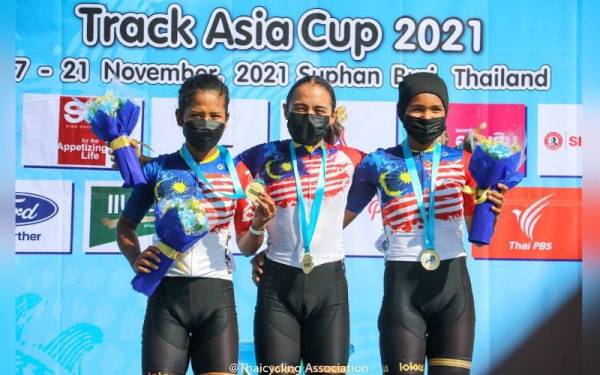 Nurul Izzah Izzati bersama rakan sepasukannya selepas memenangi emas acara pecut berpasukan pada Piala Trek Asia 2021 di Suphan Buri, Bangkok baru-baru ini.