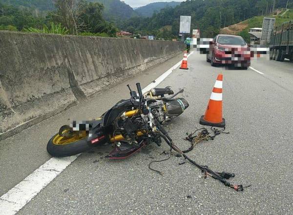 Keadaan motosikal ditunggangi mangsa yang terbabit kemalangan dan berlanggar dengan sebuah kereta serta lori pada petang Selasa.