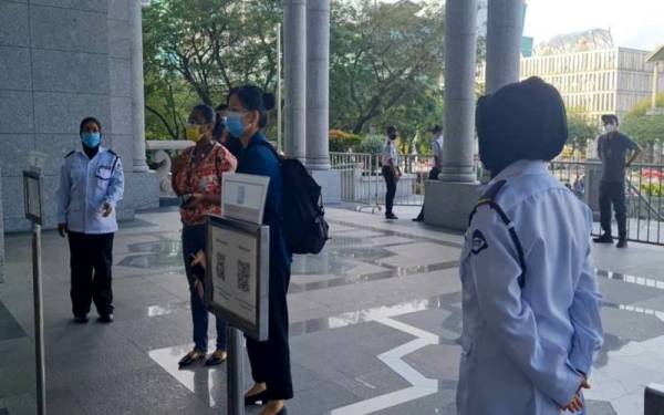 Tinjauan Sinar Harian di luar Istana Kehakiman pada jam 8.30 pagi ini tenang dan tiada kehadiran penyokong Najib dilihat hadir atau berkumpul.