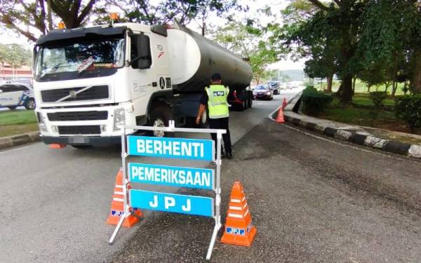 Sekatan jalan dilaksanakan bagi mengesan kenderaan da pemandu yang melanggar peraturan jalan raya pada Ops Ops Gempur Lebih Muatan selama dua hari di LPT1, kawasan RnR Gambang, di sini pada Selasa.