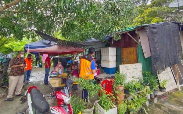 Pejabat Ahli Parlimen Kota Raja menyalurkan bantuan kepada sebuah keluarga yang tinggal di dalam kabin berhampiran kilang simen di Jalan Raja Nong di sini pada Rabu.