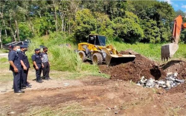 Barang kes melibatkan peralatan perjudian bernilai lebih RM50,000 dilupuskan oleh IPD Gerik. - Foto ihsan PDRM