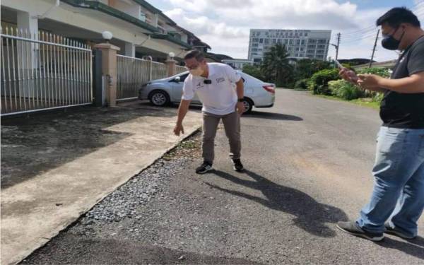 Michael meninjau keadaan jalan di kawasan Pelawan.