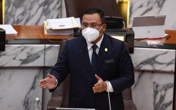 Menteri Besar Selangor, Datuk Seri Amirudin Shari menjawab soalan berkaitan isu Program Selvax dan Task Force Tanah Negeri Selangor pada Persidangan Penggal Keempat Dewan Negeri Selangor Yang Keempat Belas Tahun 2021 di Bangunan Dewan Negeri Selangor hari ini. - Foto Bernama