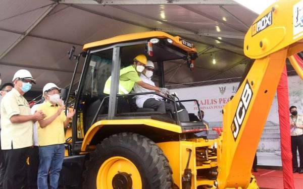 Abang Johari menyempurnakan simbolik pecah tanah Pembinaan Pusat Penjaja Kota Sentosa pada Rabu. - Foto Japen Sarawak