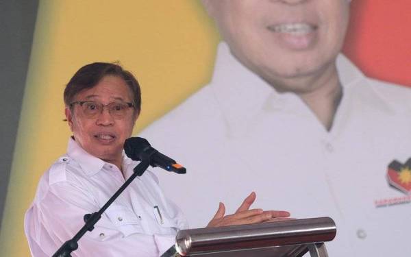 Ketua Menteri Sarawak Tan Sri Abang Johari Tun Openg memberi ucapan pada pelancaran majlis pecah tanah pembinaan Pusat Penjaja Kota Sentosa hari ini. - Foto Bernama