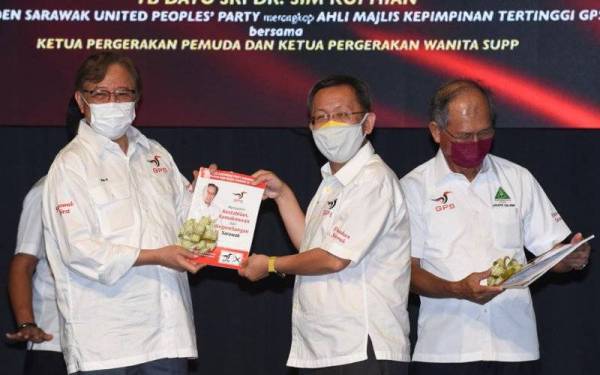 Abang Johari (kiri) menyerahkan buku manifesto GPS kepada Kui Hian.