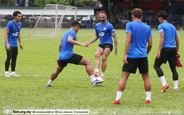 De Paula (dua dari kiri) menjalani latihan bersama rakan-rakan sepasukannya di Stadium Yishun, Singapura baru-baru ini.