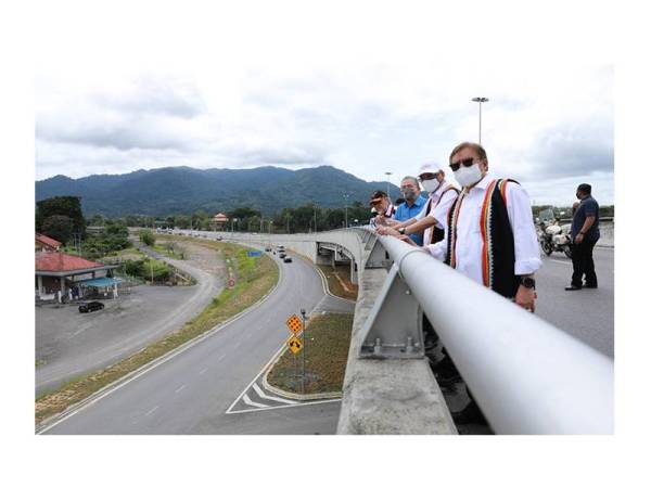 Fadillah (kiri) bersama Perdana Menteri, Datuk Ismail Sabri Yaakob dan Ketua Menteri Sarawak, Tan Sri Abang Johari Tun Openg melihat kawasan sekitar di atas jejambat jajaran Serian, Lebuhraya Pan Borneo selepas majlis perasmian pembukaan jajaran tersebut pada 5 Disember lalu.