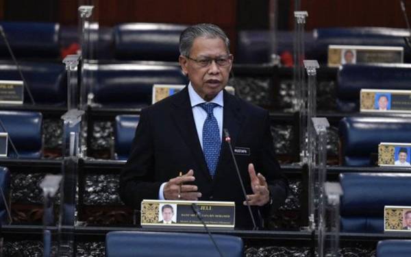 Mustapa menjawab soalan pada Waktu Pertanyaan-Pertanyaan Menteri sempena Mesyuarat Khas Penggal Ketiga Parlimen Ke-14 di Parlimen pada Khamis. - Foto Bernama