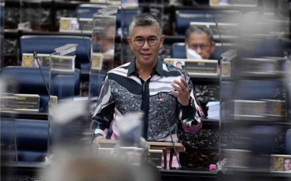 Tengku Zafrul ketika menjawab soalan pada Waktu Pertanyaan-Pertanyaan Menteri sempena Mesyuarat Khas Penggal Ketiga Parlimen Ke-14 di Parlimen pada Khamis. - Foto Bernama