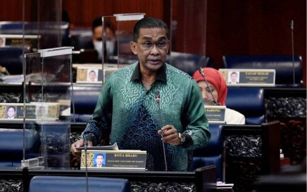 Takiyuddin ketika menjawab soalan pada Waktu Pertanyaan-Pertanyaan Menteri sempena Mesyuarat Khas Penggal Ketiga Parlimen Ke-14 di Parlimen pada Khamis. - Foto Bernama