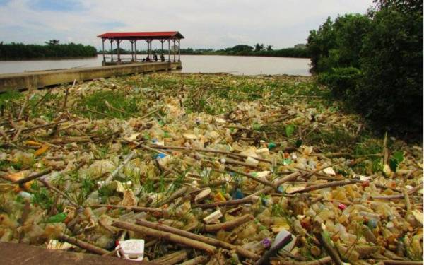 Sampah sarap di kawasan Sungai Muda, Seberang Perai Utara yang merupakan sumber utama bekalan air kepada penduduk Kedah dan Pulau Pinang.