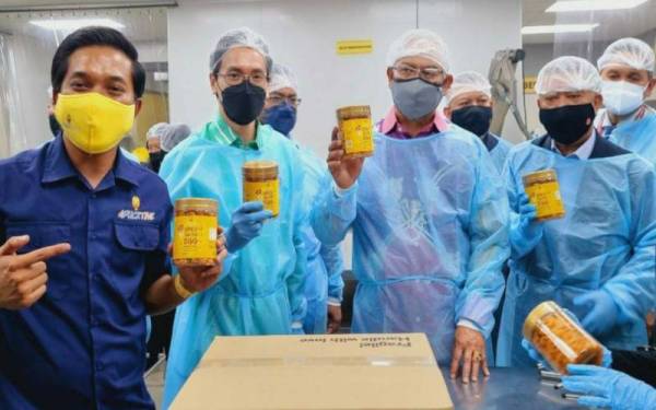 Noh (dua dari kanan) melawat kilang pembungkusan pada Lawatan Kerja di Aducktive Good Sdn Bhd di Kawasan Perindustrian Kota Puteri di sini pada Khamis.