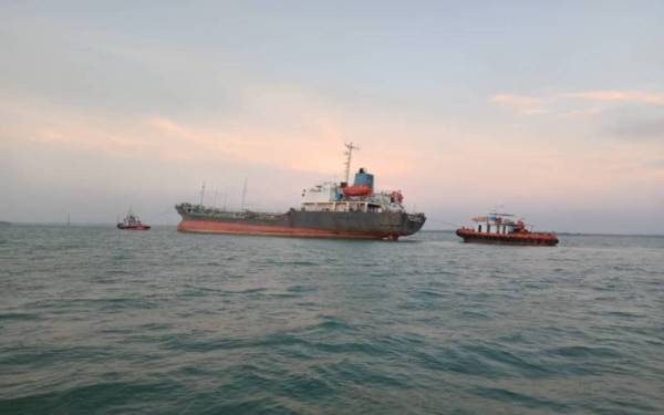 Dua kapal tunda dari Indonesia ditahan ketika menunda sebuah kapal tanki di perairan Tanjung Langsat di sini pada Rabu