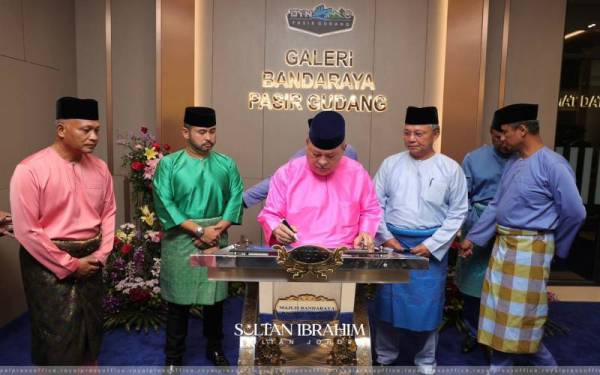 Sultan Ibrahim (tengah) berkenan merasmikan dan melawat Galeri Bandaraya Pasir Gudang. - Foto FB Sultan Ibrahim Sultan Iskandar