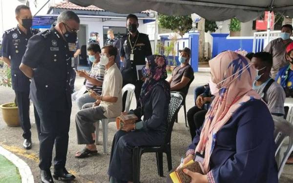 Ramli menemui orang ramai yang hadir membayar saman trafik tertunggak di IPK Pahang pada Jumaat.