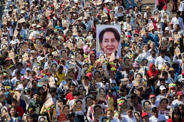 (FILES) In this file photo taken on Dec 10, 2019, people participate in a rally in support of Myanmar's State Counsellor Aung San Suu Kyi, as she prepares to defend Myanmar at the International Court of Justice in The Hague against accusations of genocide against Rohingya Muslims, in Yangon. - Myanmar's junta on Dec 6, 2021 jailed ousted leader Aung San Suu Kyi for four years for incitement and breaching Covid rules, a spokesman said, the first of several possible convictions that could jail the Nobel laureate for decades. (Photo by AFP)