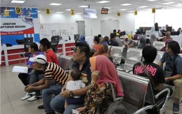 Tular di media sosial beberapa individu mengeluh kerana telah menunggu lama namun tidak dapat mencetak sijil kelahiran anak mereka. (Gambar hiasan) - Foto Bernama