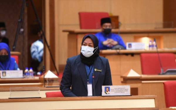 Nolee Ashilin ketika menjawab soalan tambahan yang dikemukan Mohamad Zuraimi Razali (BN-Manong) pada Mesyuarat Kedua, Tahun Keempat Dewan Negeri Perak ke-14 di sini pada Jumaat.