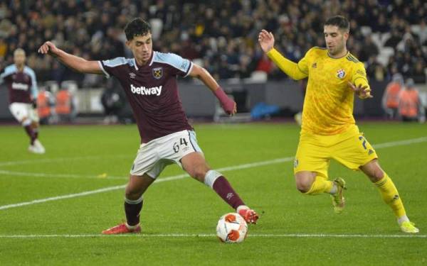 Pemain West Ham (kiri), mengawal bola walaupun diasak pemain Dinamo Zagreb. - foto Shutterstock