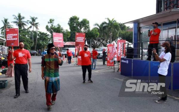 Herman Tino menghiburkan orang ramai sambil membawa mesej antirasuah ketika program singgah santun Konvoi #RasuahBusters di Pasar Awam Tanjung Karang pada Sabtu. Foto: ROSLI TALIB