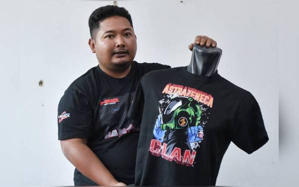 Mohd Hafiz menunjukkan baju yang dijualnya menerusi aplikasi dalam talian semasa ditemui di sini. - Foto Bernama