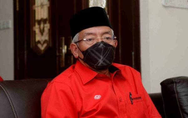 Mahdzir mengadakan sidang media selepas merasmikan Mesyuarat Perwakilan Wanita UMNO Padang Terap di Pusat Komoniti Padang Kerasak, Naka hari ini. Foto Bernama