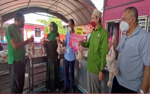 Mazlina (dua, kiri) bersama Pengasas dan Presiden Bismi Empire Sdn Bhd, Jaffri Ahmad (tengah) dan penceramah terkenal Kedah, Abdullah Din (dua, kanan) memegang ayam dijual bersempena program Happy Hour pada Majlis Cabutan Bertuah Ayam Bismi di Pusat Jualan Utama Ayam Bismi, Jalan Kangkong,Simpang Empat, pada Sabtu.