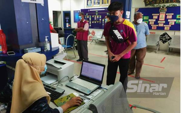 Orang ramai menunggu giliran untuk menjelaskan bayaran saman PDRM di IPD Kota Bharu pada Sabtu.