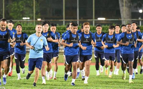 Pemain negara menjalani latihan sejurus tiba di Singapura. - Foto FAM