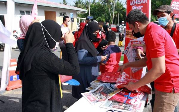 Orang ramai mendapatkan akhbar Sinar Harian pada Konvoi #RasuahBusters di Tanjung Karang dan Sabak Bernam.