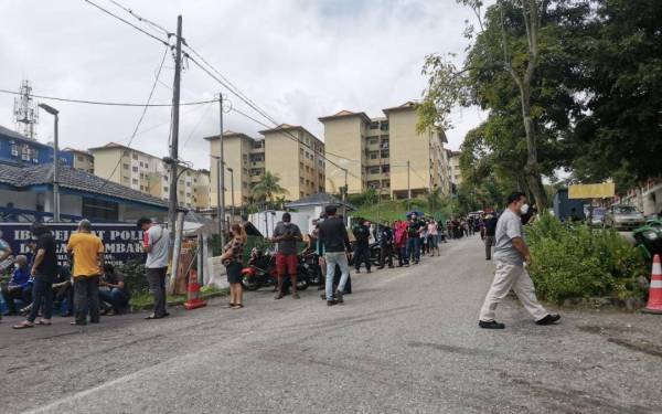 Orang ramai beratur di IPD Gombak untuk membayar saman pada Sabtu.