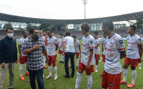 Ahmad Faizal beramah mesra bersama pemain Malaysia Jepun All Star ketika hadir bagi menyaksikan perlawanan amal Malaysia Jepun All Star menentang Harimau Pekak Malaysia di Stadium Bola Sepak Kuala Lumpur pada Sabtu. Foto Bernama