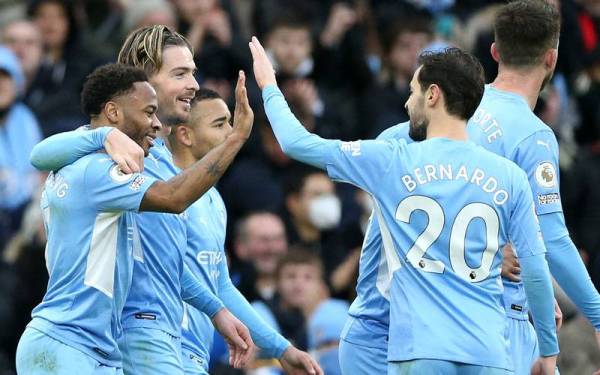 Sterling (kiri) meraikan jaringan bersama pemain Manchester City ketika melayan kunjungan Wolverhampton Wanderers di Etihad. -Foto: AFP