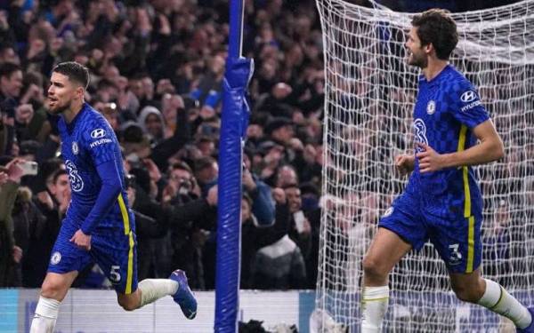 Jorginho (kiri) meraikan kejayaan menyempurnakan sepakan penalti untuk bantu Chelsea menang ke atas Leeds