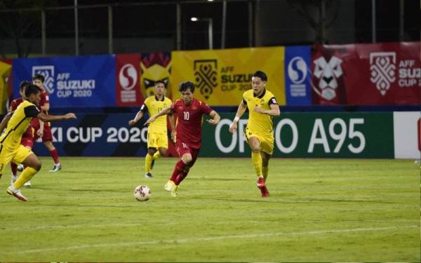 Antara aksi Harimau Malaya ketika menentang Vietnam di Stadium Bishan sebentar tadi.- Foto FB FAM