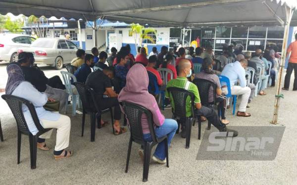 Suasana pekarangan Balai Polis Trafik Kuantan terkawal walaupun bilangan pelawat yang datang untuk menjelaskan saman ramai pada hari ketika tawaran diskaun saman trafik 80 peratus sempena 100 Hari Aspirasi Keluarga Malaysia.