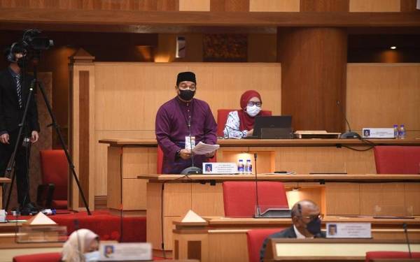 Ahmad Saidi ketika menjawab soalan lisan yang dikemukakan ketika sidang DUN Perak di Ipoh pada Isnin. - Foto Urusetia Unit Dewan Negeri Perak