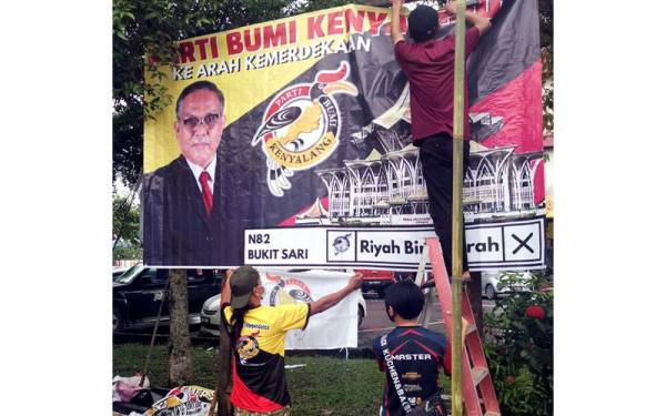 Petugas parti politik ketika memasang poster dan sepanduk sebagai bahan kempen bagi merebut kerusi Dewan Undangan Negeri (DUN) Bukit Sari pada Pilihan Raya Negeri Sarawak ke-12 baru-baru ini.