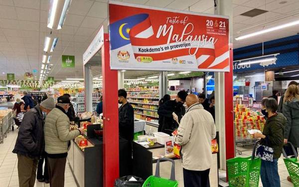 Orang ramai menghadiri program demonstrasi masakan dan ‘food tasting’ sempena Taste of Malaysia 2021 di Amazing Oriental, Belanda.