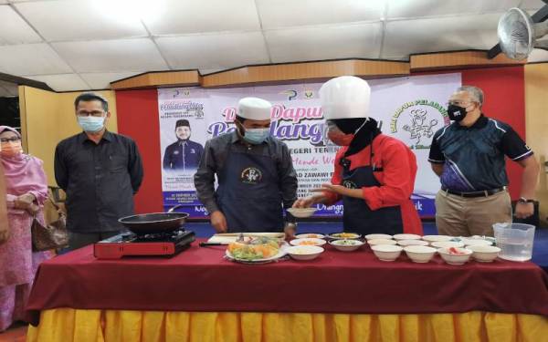 Nik Zawawi (tiga dari kanan) menghadiri Program Dari Dapur Peladangnita 'Masok Mende Weh' anjuran Lembaga Pertubuhan Peladang (LPP) Terengganu di Bukit Keluang Beach Resort, Kampung Raja, Besut pada Isnin.