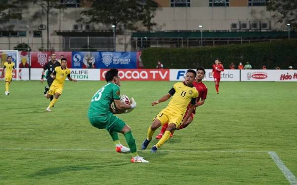 Antara aksi menarik perlawanan Malaysia menentang Vietnam dalam saingan Kumpulan B Piala Suzuki AFF 2020 di Stadium Bishan.