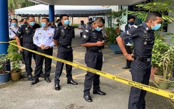 Suasana sekitar proses pengundian awal di Ibu Pejabat Polis Daerah Kapit pagi ini. - Astro Awani
