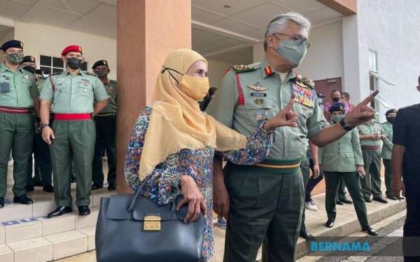 Zamrose dan isteri, Puan Sri Zainuriah antara yang terawal melaksanakan tanggungjawab mengundi di hari pengundian awal Pilihan Raya Negeri Sarawak Ke-12 di Dewan Serbaguna Kem Muara Tuang di sini, pada Selasa. - Foto Bernama
